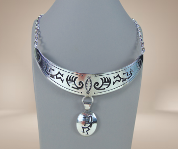 Hopi native american zilveren overlay kokopelli ketting beige achtergrond 2