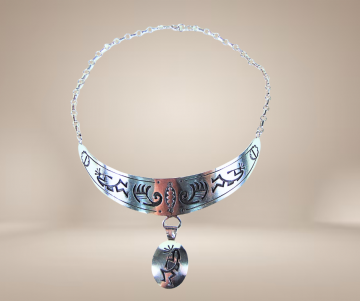 Hopi native american zilveren overlay kokopelli ketting beige achtergrond 3