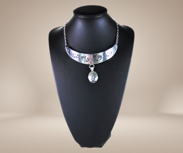 Hopi native american zilveren overlay kokopelli ketting beige achtergrond 4