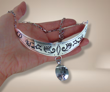 Hopi native american zilveren overlay kokopelli ketting beige achtergrond 5