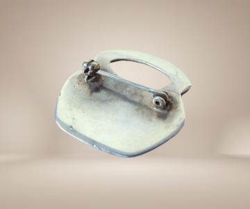 Hopi native american zilveren overlay turquoise basket mand broche beige achtergrond