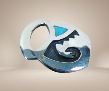 Hopi native american zilveren overlay turquoise basket mand broche beige achtergrond 1