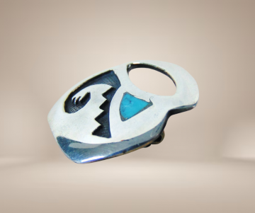 Hopi native american zilveren overlay turquoise basket mand broche beige achtergrond 2