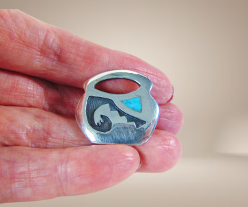 Hopi native american zilveren overlay turquoise basket mand broche beige achtergrond 3