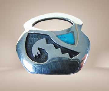 Hopi native american zilveren overlay turquoise basket mand broche beige achtergrond 4