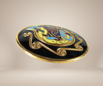 Ierse email tara ware keltische broche beige achtergrond 1