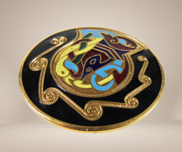 Ierse email tara ware keltische broche beige achtergrond 2