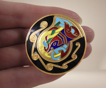 Ierse email tara ware keltische broche beige achtergrond 3