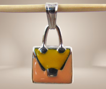 Italiaans design stendardi zilver en email handtas hanger beige achtergrond