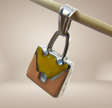 Italiaans design stendardi zilver en email handtas hanger beige achtergrond 1