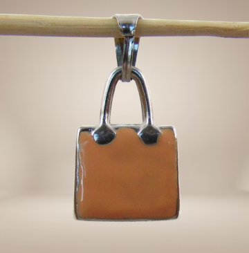 Italiaans design stendardi zilver en email handtas hanger beige achtergrond 2