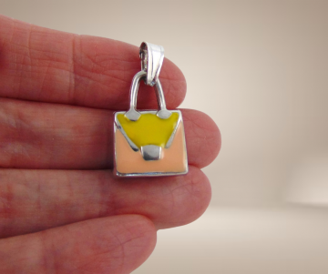 Italiaans design stendardi zilver en email handtas hanger beige achtergrond 3