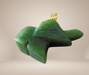 Jade gesneden olifant hanger beige achtergrond 1