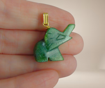 Jade gesneden olifant hanger beige achtergrond 3