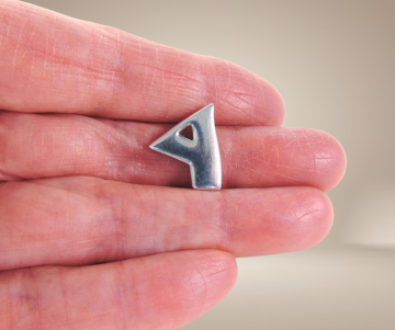 James avery zilver modernist design hanger y beige achtergrond 2