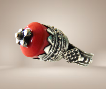 Jemen antiek zilveren toren ring rood glas beige achtergrond