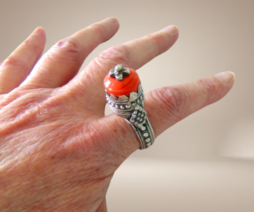 Jemen antiek zilveren toren ring rood glas beige achtergrond 1