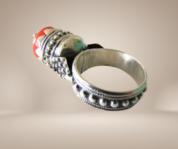 Jemen antiek zilveren toren ring rood glas beige achtergrond 2