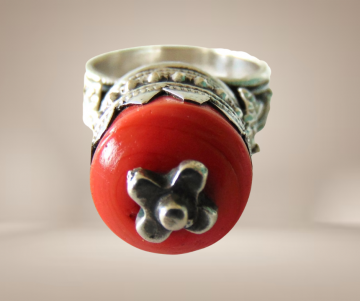 Jemen antiek zilveren toren ring rood glas beige achtergrond 3