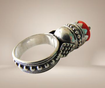 Jemen antiek zilveren toren ring rood glas beige achtergrond 4