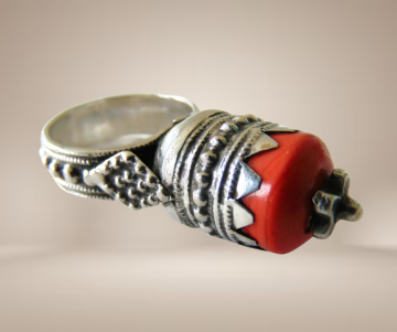 Jemen antiek zilveren toren ring rood glas beige achtergrond 5