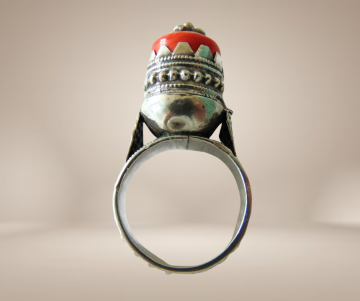 Jemen antiek zilveren toren ring rood glas beige achtergrond 6