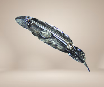 Jewel art sterling zilveren veer broche beige achtergrond