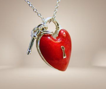 Jezlaine zilver rood email hart sleutel hanger ketting beige achtergrond