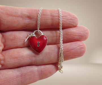 Jezlaine zilver rood email hart sleutel hanger ketting beige achtergrond 1