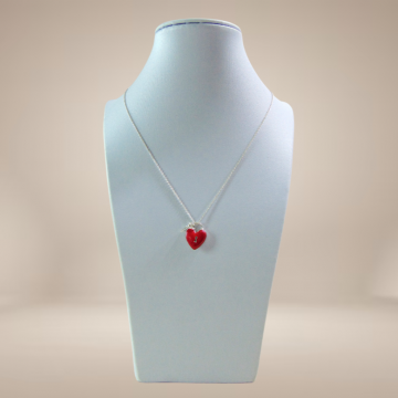 Jezlaine zilver rood email hart sleutel hanger ketting beige achtergrond 4