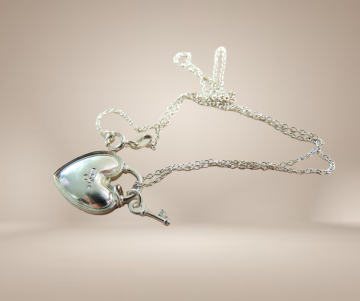 Jezlaine zilver rood email hart sleutel hanger ketting beige achtergrond 5