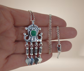 Kalavara kaunis kuru finland zilver groene agaat hanger ketting beige achtergrond 1