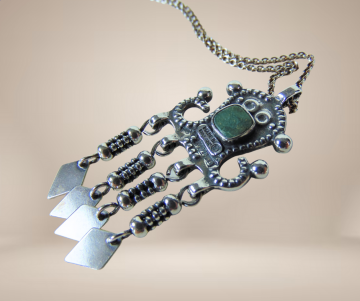 Kalavara kaunis kuru finland zilver groene agaat hanger ketting beige achtergrond 2