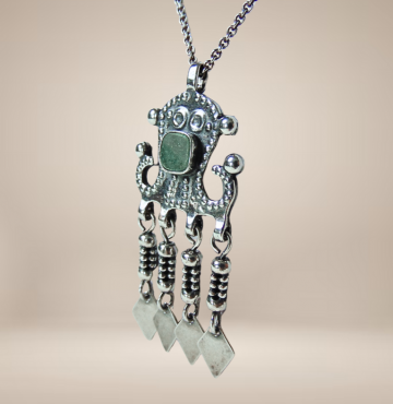 Kalavara kaunis kuru finland zilver groene agaat hanger ketting beige achtergrond 3