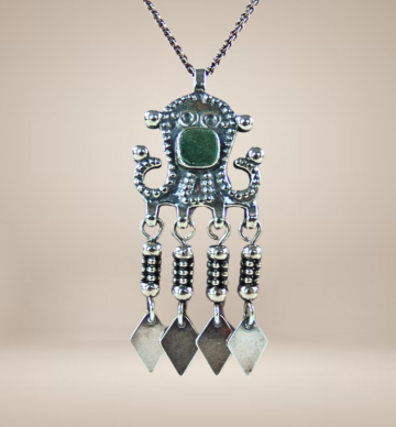 Kalavara kaunis kuru finland zilver groene agaat hanger ketting beige achtergrond 6