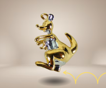 Kangoeroe verguld bicolor bedel hanger beige achtergrond