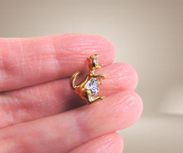 Kangoeroe verguld bicolor bedel hanger beige achtergrond 3