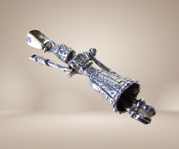 Kinetisch beweegbare zilveren dame met rok hanger beige achtergrond