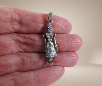 Kinetisch beweegbare zilveren dame met rok hanger beige achtergrond 3