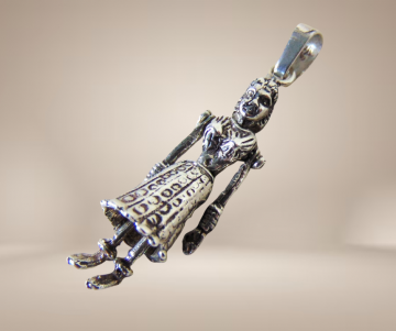 Kinetisch beweegbare zilveren dame met rok hanger beige achtergrond 4