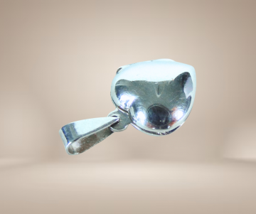 Klein gegraveerd zilveren hart medaillon locker beige achtergrond 1