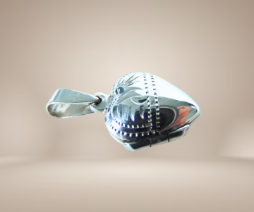 Klein gegraveerd zilveren hart medaillon locker beige achtergrond 2