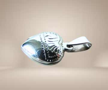 Klein gegraveerd zilveren hart medaillon locker beige achtergrond 3