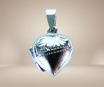 Klein gegraveerd zilveren hart medaillon locker beige achtergrond 4