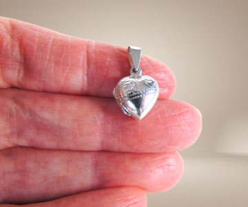 Klein gegraveerd zilveren hart medaillon locker beige achtergrond 5