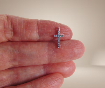 Klein zilveren antieke kruis hanger 13 diamanten beige achtergrond 3