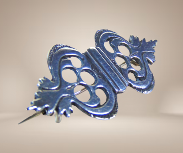 Kleine antiek zilveren bijbelslot broche sierlijk beige achtergrond 1