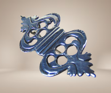 Kleine antiek zilveren bijbelslot broche sierlijk beige achtergrond 2