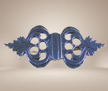 Kleine antiek zilveren bijbelslot broche sierlijk beige achtergrond 3