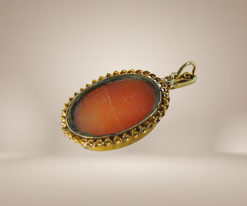 Kleine schelp camee hanger verguld beige achtergrond